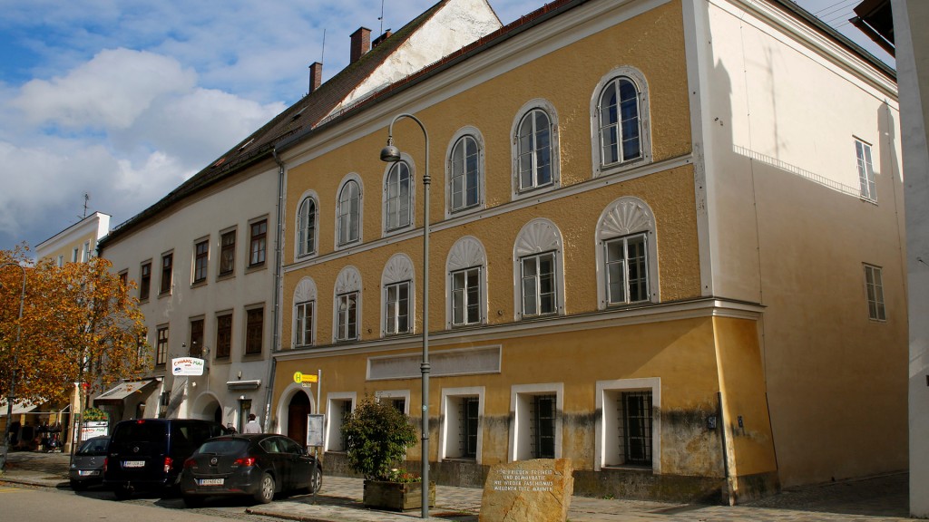 La familia de Hitler ocupaba el piso superior de la casa en Braunau am Inn (Reuters)