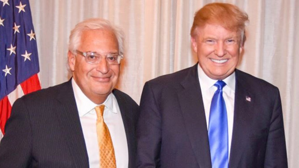 David Friedman junto a Donald Trump