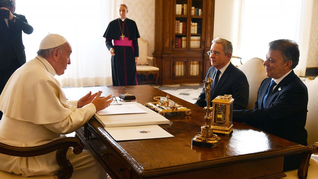 El papa Francisco junto con Juan Manuel Santos y Álvaro Uribe (AFP)