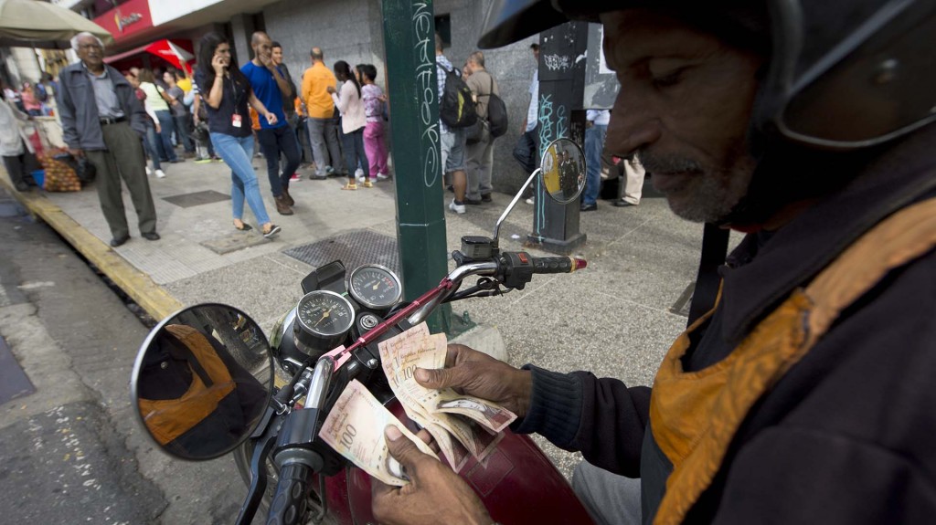 Una nueva familia de billetes lanzada a principios de mes incluye denominaciones de 500 hasta 20.000 bolívares, reflejo de la acelerada devaluación (AFP)