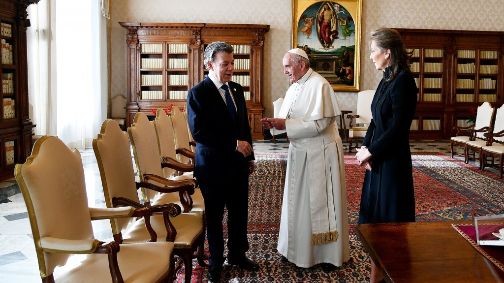 Antes de la llegada de Uribe, se realizó la audiencia prevista entre el Papa y el presidente Santos (AFP)