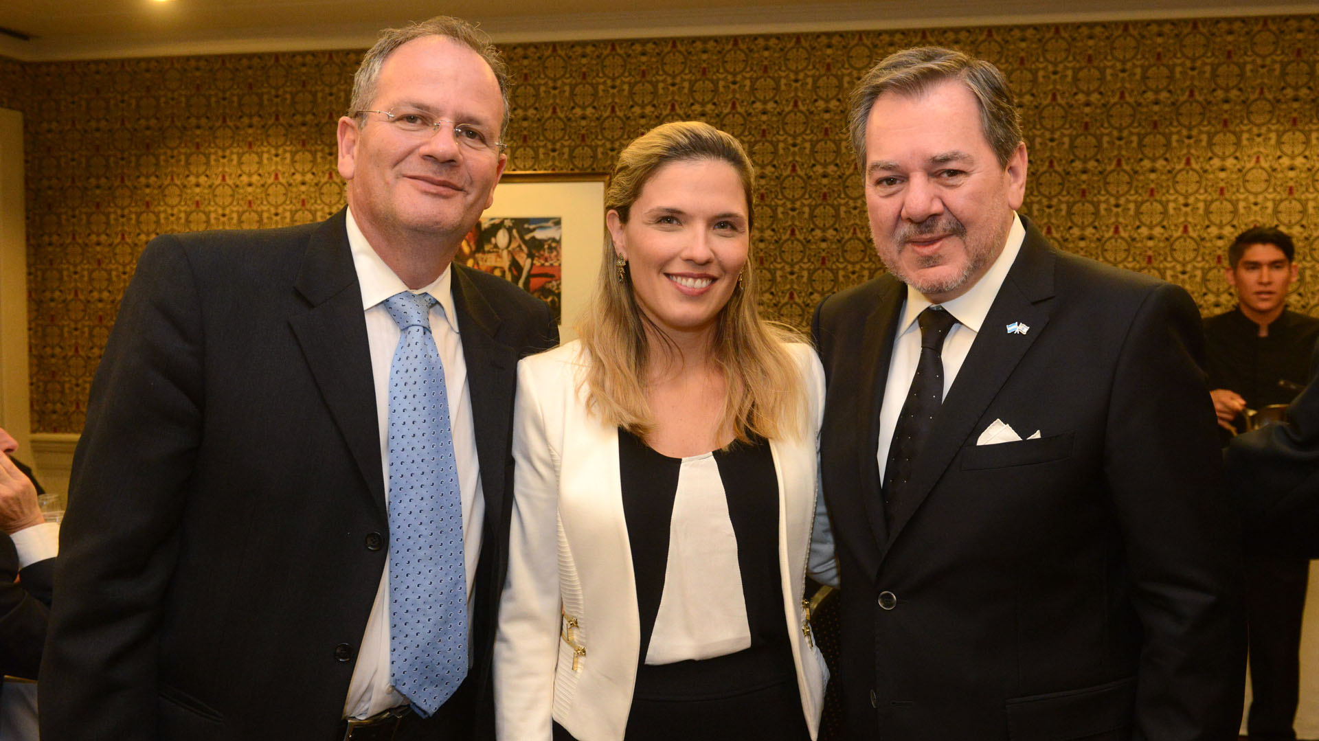 El embajador de Israel, Ilán Sztulman y su esposa Jaqueline Lember, junto al presidente de CCAI, Mario Montoto