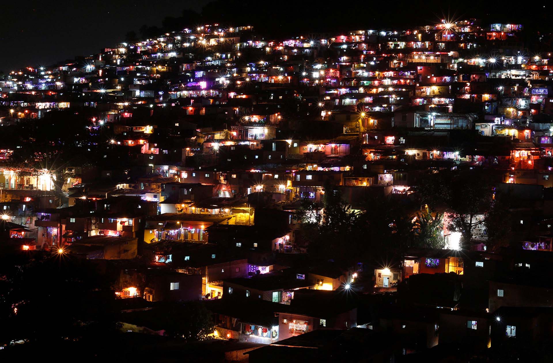 Un barrio decorado con linternas, durante el festival anual hindú de Diwali en Mumbai, India