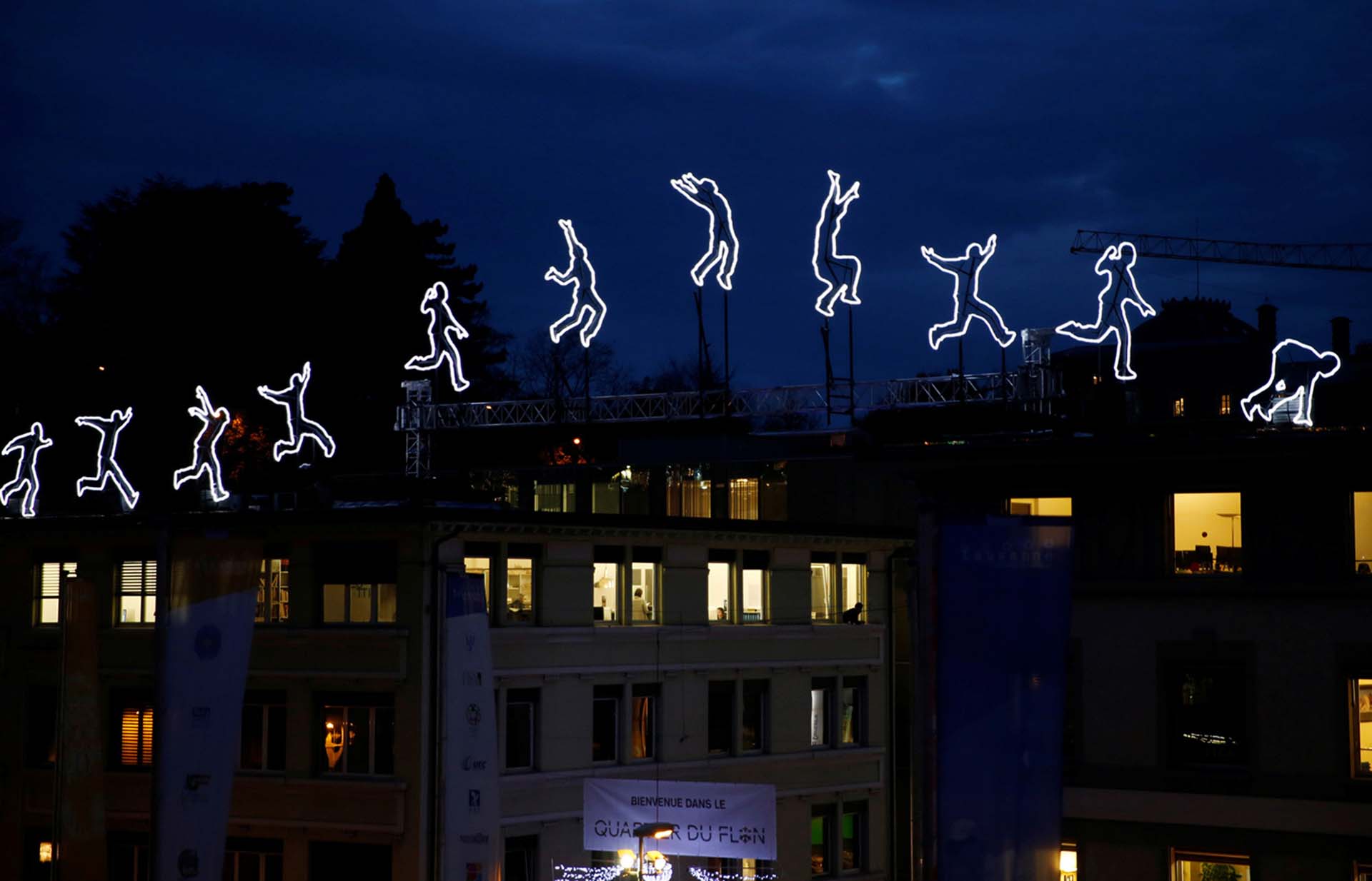 La instalación “Run Beyond” de Angelo Bonello se muestra antes de la inauguración del festival en Lausana, Suiza