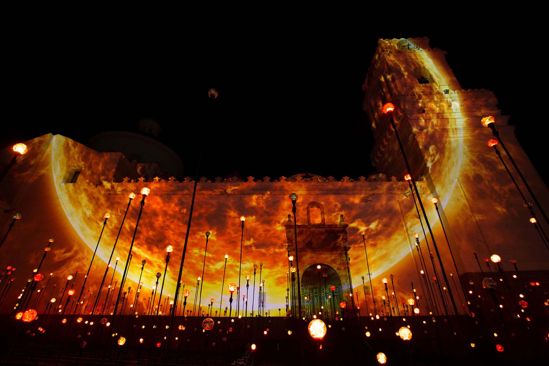 La iglesia “La Merced”, en el centro histórico de Quito, Ecuador, se ilumina durante un espectáculo de luz el 18 de octubre de 2016