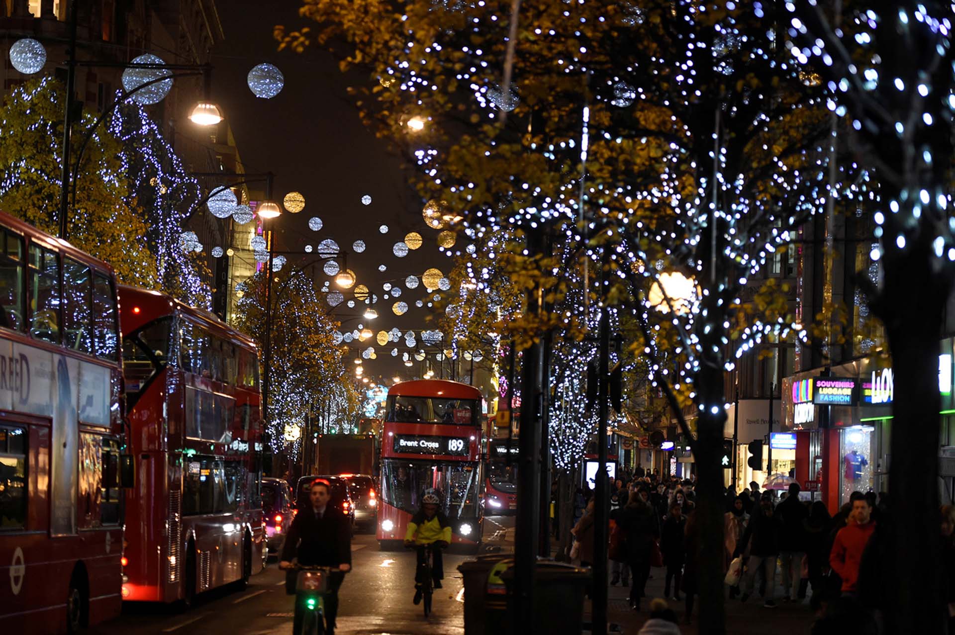 Luces de Navidad inluminan todo Oxford Street en Londres, Gran Bretaña
