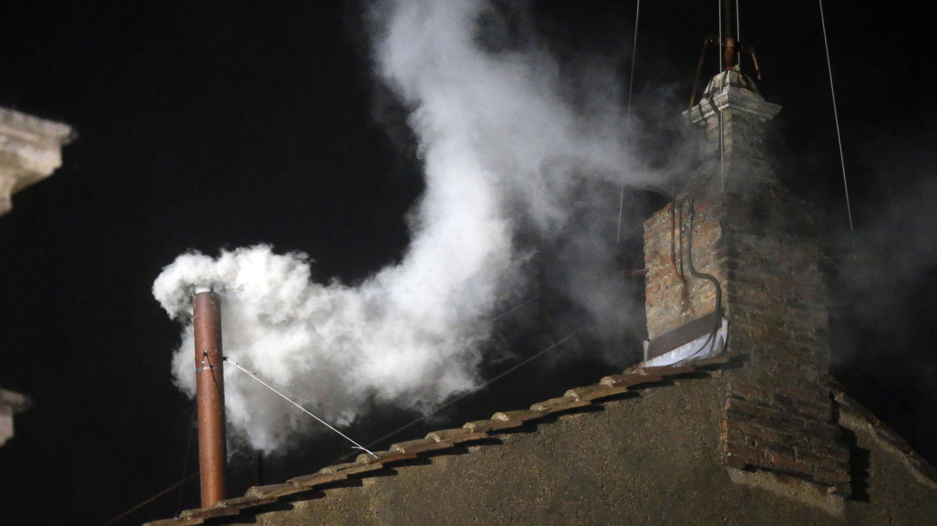 El humo blanco emerge por la chimenea de la Capilla Sixtina, el día de su proclamación como Papa