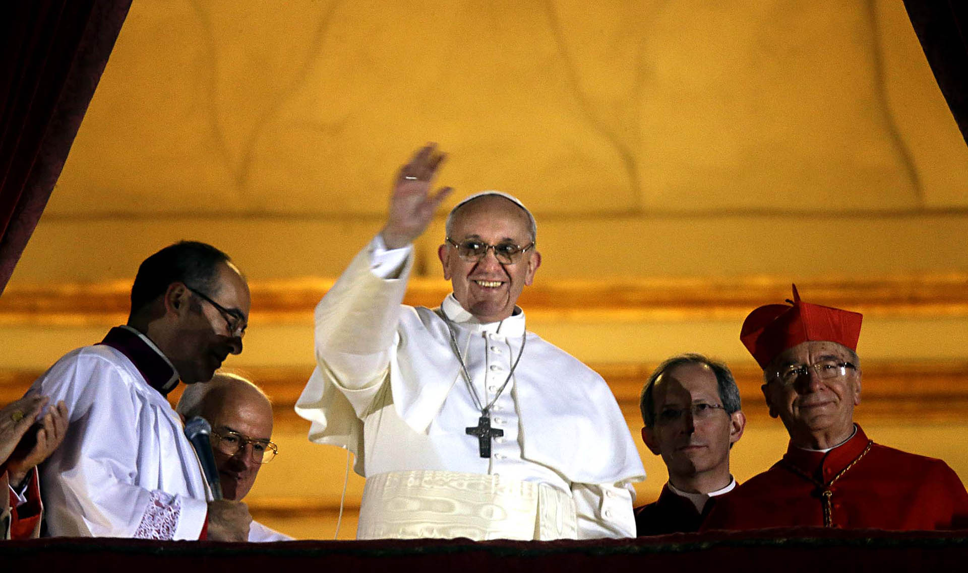 El recién nombrado papa Francisco saluda a los feligreses desde el balcón central de la Basílica de San Pedro