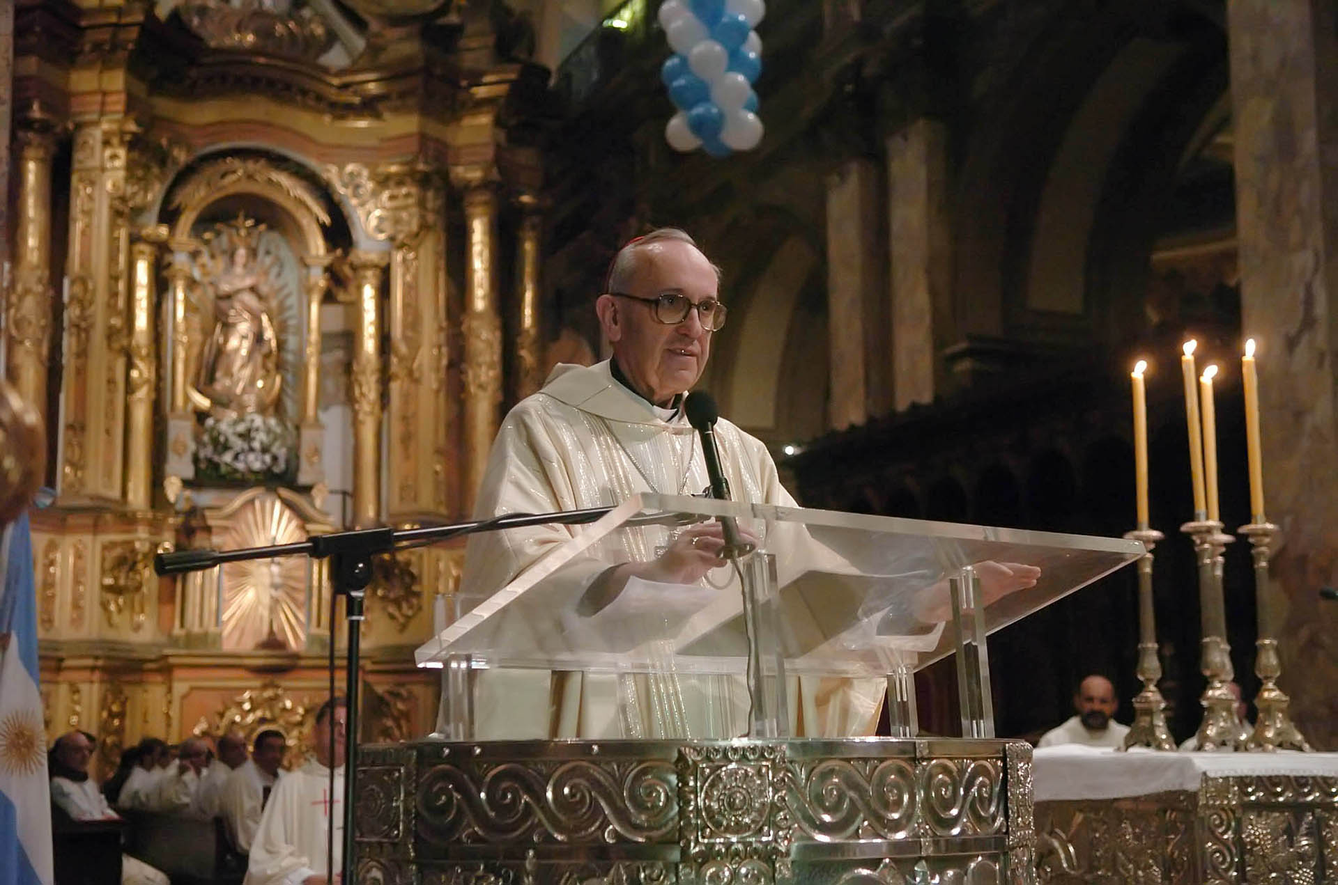 El cardenal Jorge Bergoglio durante una misa en la catedral metropolitana de Buenos Aries, 2006