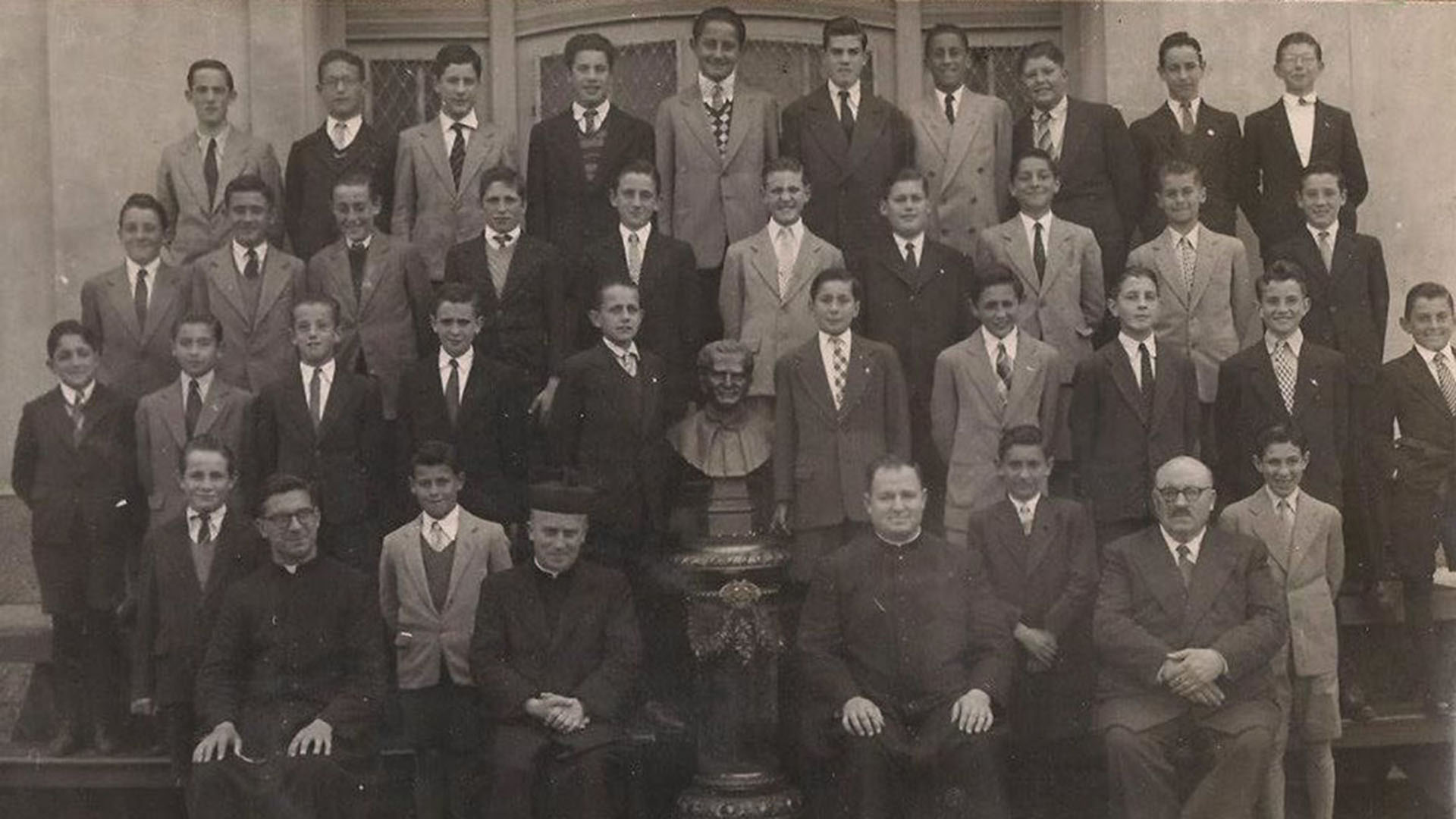 El papa Francisco en su época escolar (el cuarto de la tercera fila), en 1948