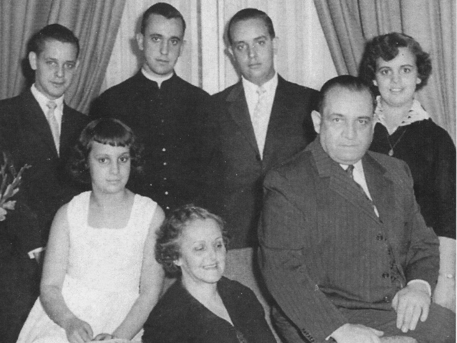 El cardenal Bergoglio, segundo desde la izquieda en la fila de atrás, junto a su familia. De izquierda a derecha: Alberto Horacio, Bergoglio, su hermano Oscar Adrián y su hemana Marta Regina. En la fila de abajo desde la izquierda: su hermana Maria Elena, su madre Regina Maria Sivori y su padre Mario Jose Bergoglio