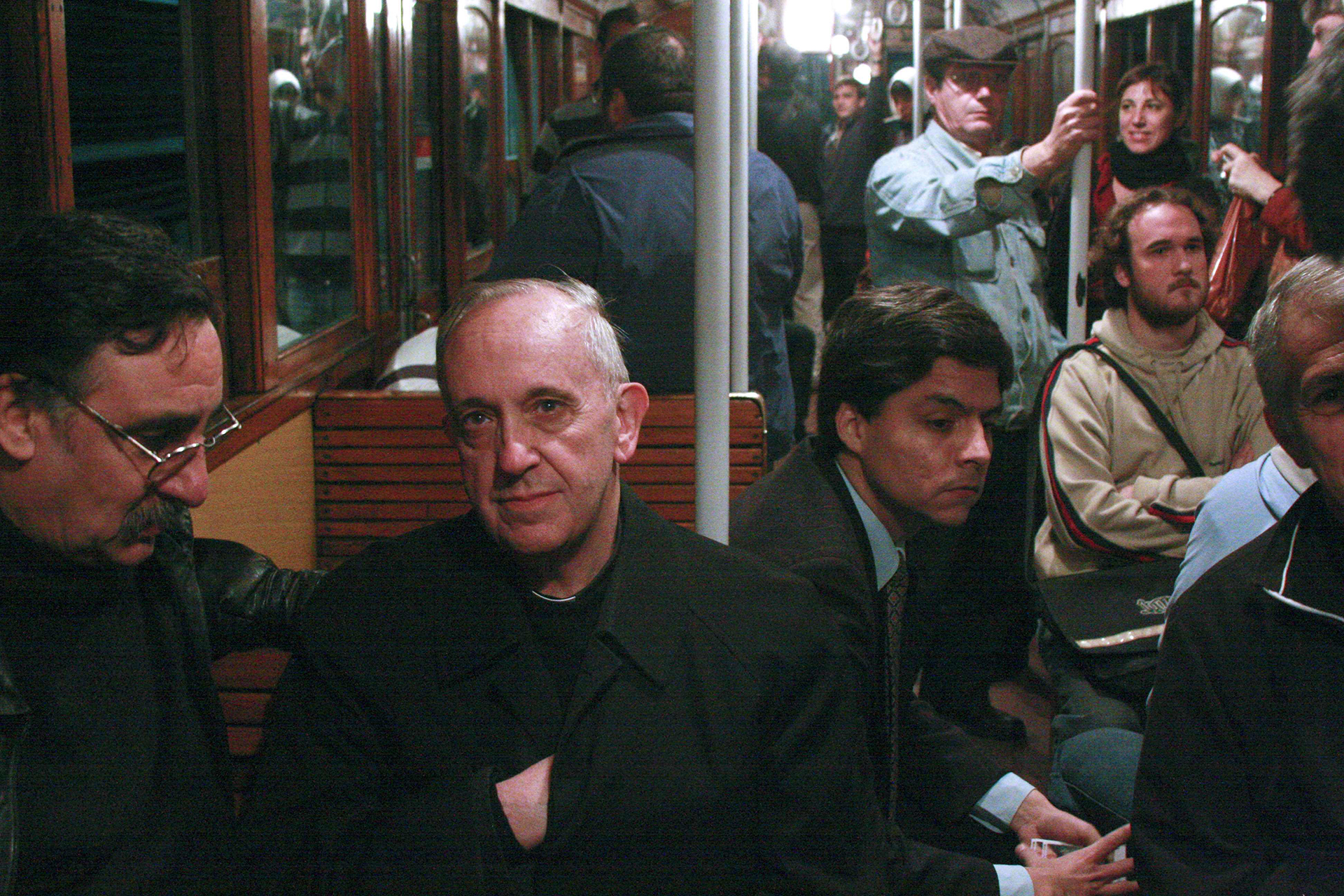 El entonces cardenal Bergoglio, en 2008, viajando en un subterráneo de Buenos Aires
