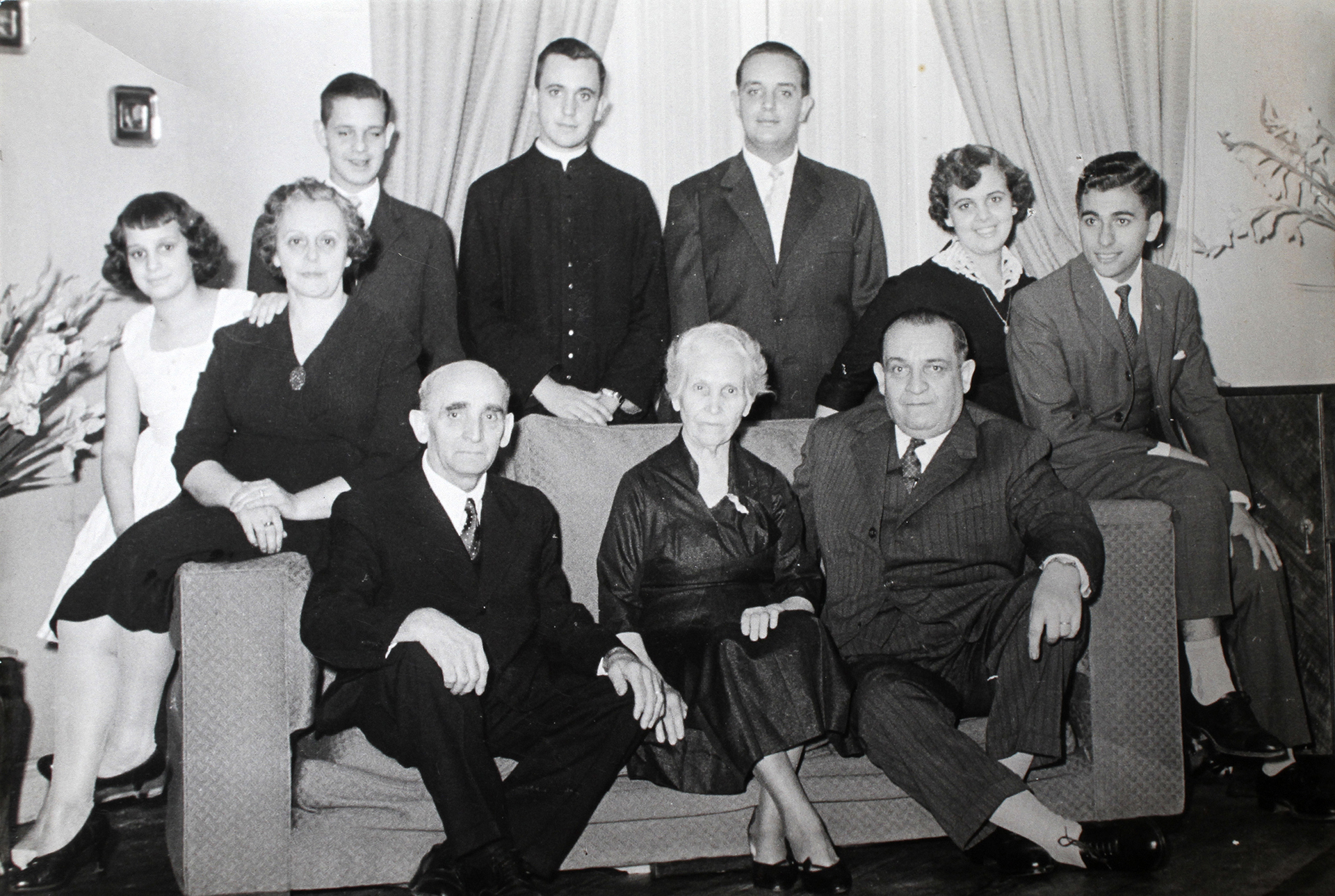 Jorge Bergoglio, junto a su familia en 1958