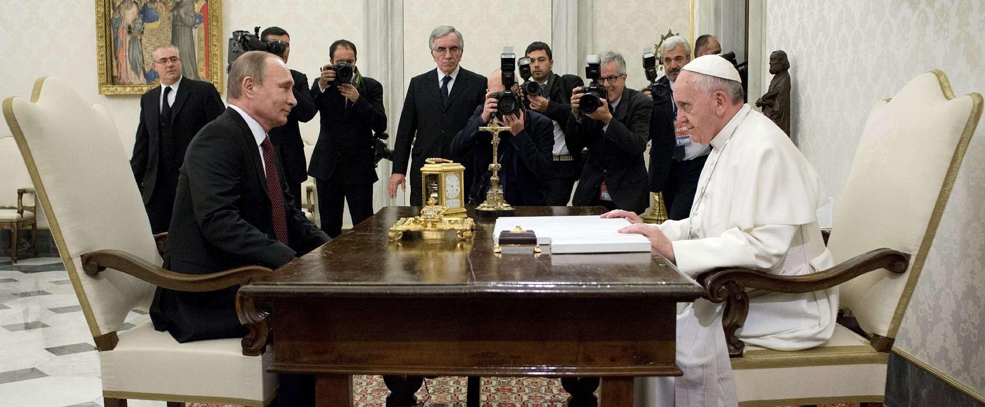 Francisco junto al presidente de Rusia, Vladimir Putin