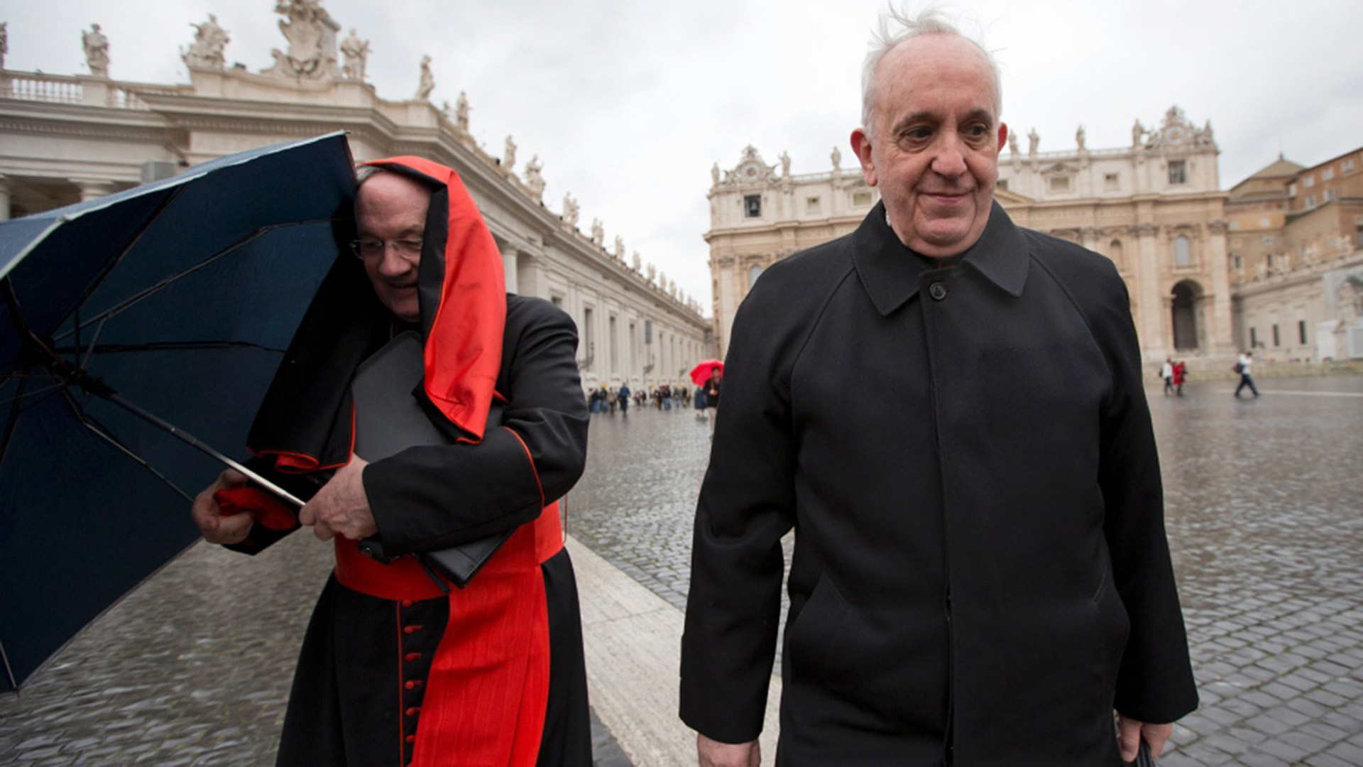 El cardenal Bergoglio llega al cónclave Vaticano en el que terminaría siendo electo Papa
