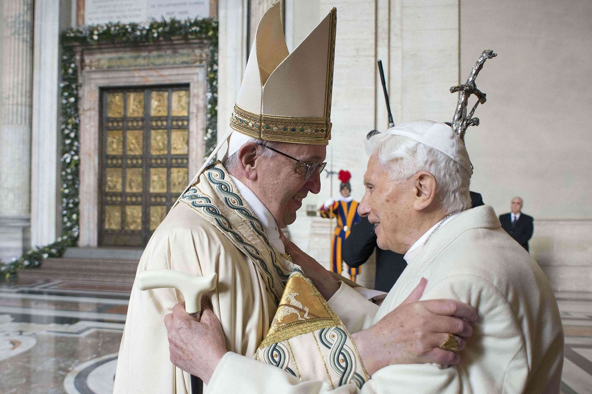Francisco junto al papa emérito Benedicto XVI