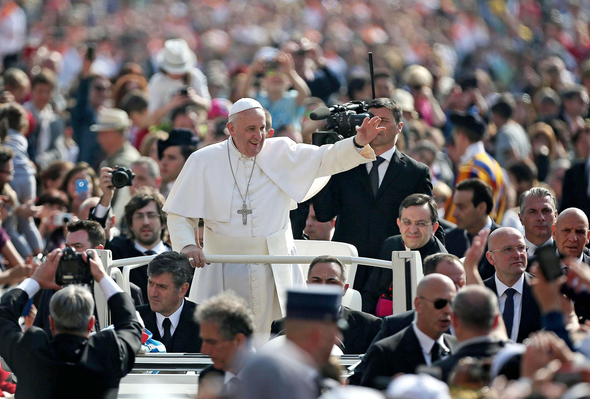 El papa Francisco saluda a los feligreses