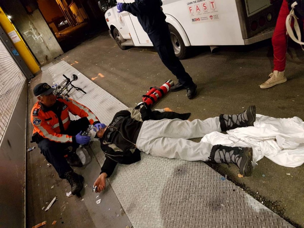 Un hombre con sobredosis rescatado por los médicos en Vancouver (Twitter Travis Lupick/‏@tlupick)