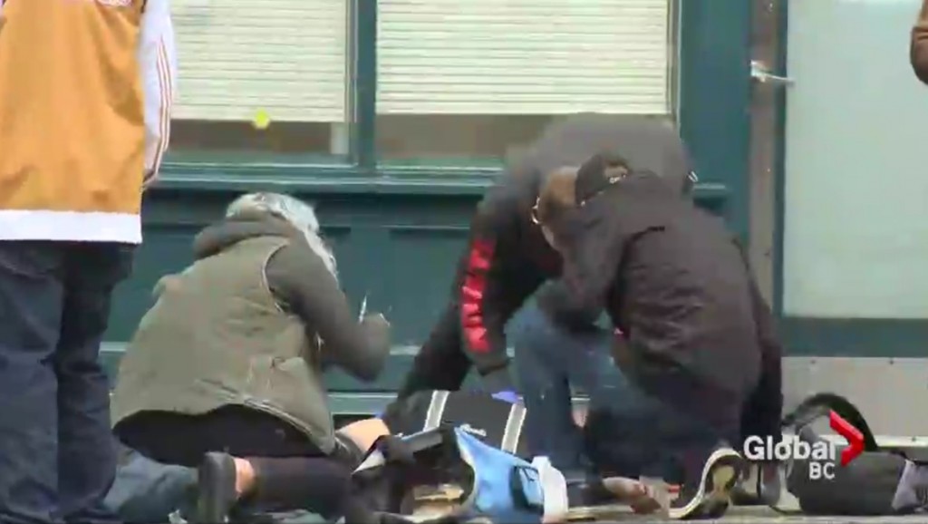 Un adicto en el barro de Downtown Eastside (Captura de pantalla/Global BC)