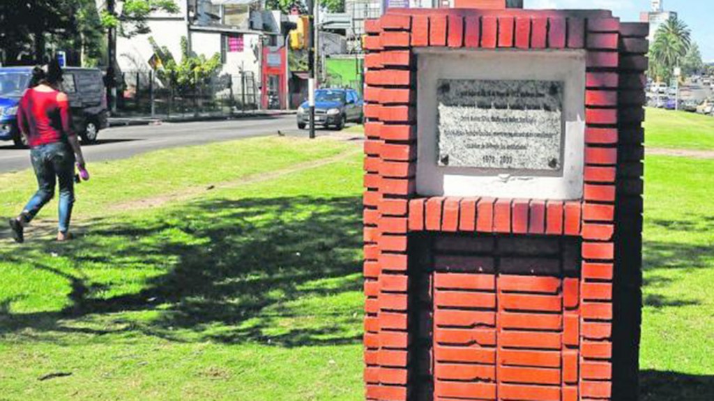 La placa conmemorativa que está hoy en el lugar donde se hará el monumento (El País)