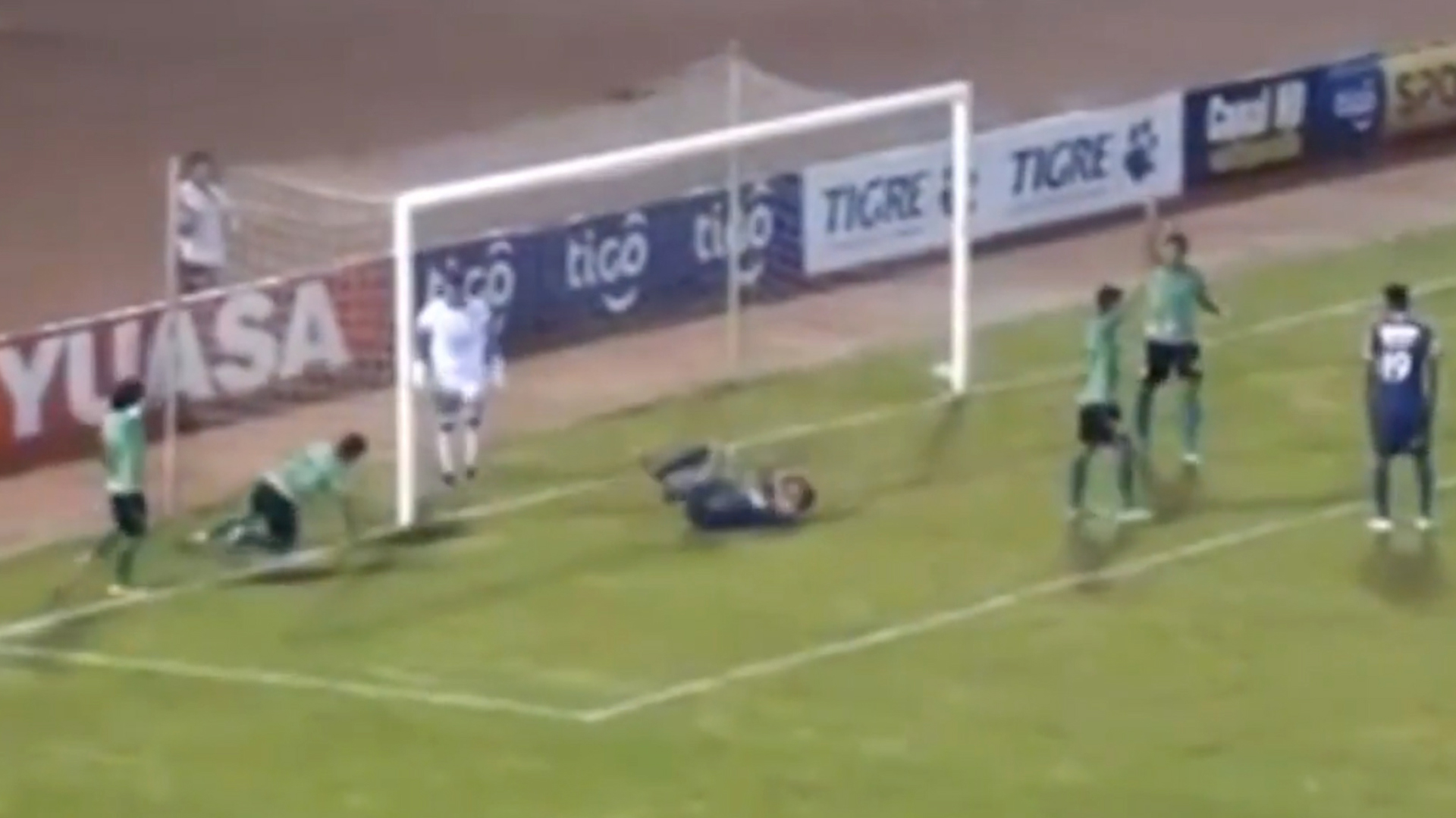 El jugador se tiró al suelo para simular una lesión