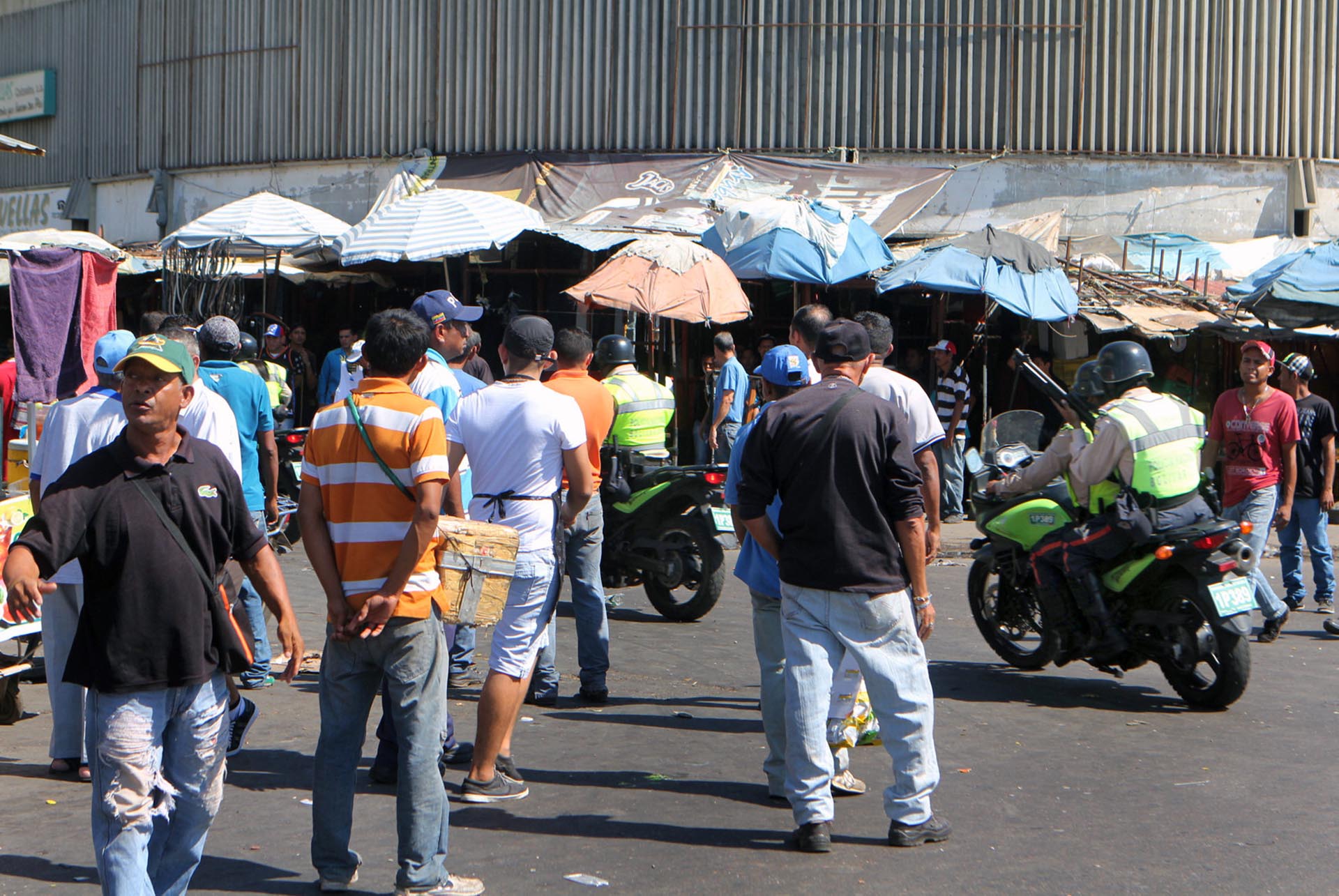 Un grupo de personas protestan en el centro y las inmediaciones del Banco Centra de Venezuela en la ciudad de Maracaibo