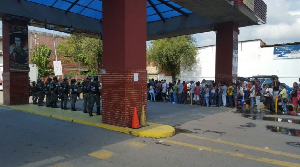 Los venezolanos esperan para poder cruzar a Colombia, a pesar e la prohibición (@defens_tachira)