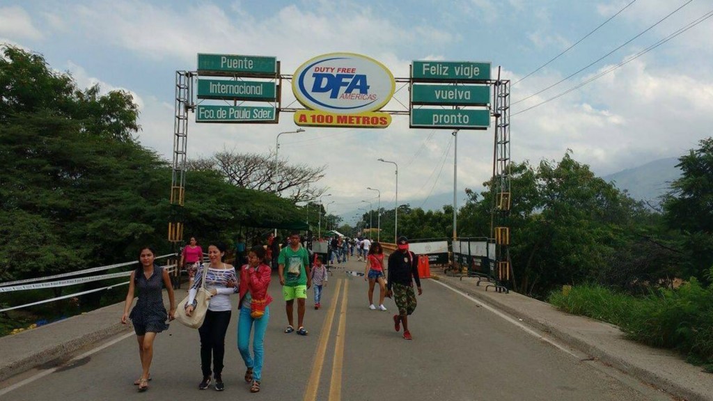 Las personas forzaron el cruce de la frontera en Táchira (@cucutizate)