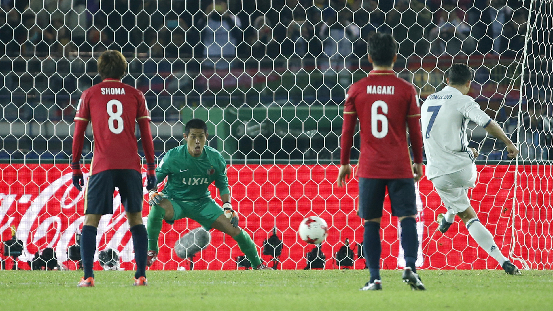 El portero del Kashima no tuvo opción al momento de intentar atajar el potente disparo de Cristiano Ronaldo