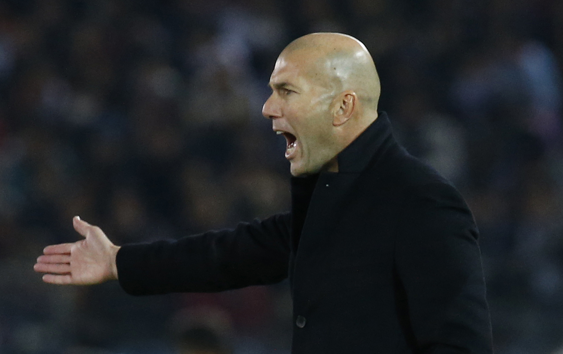 Un preocupado Zinedine Zidane, no le encontró la vuelta al partido en los primeros noventa minutos