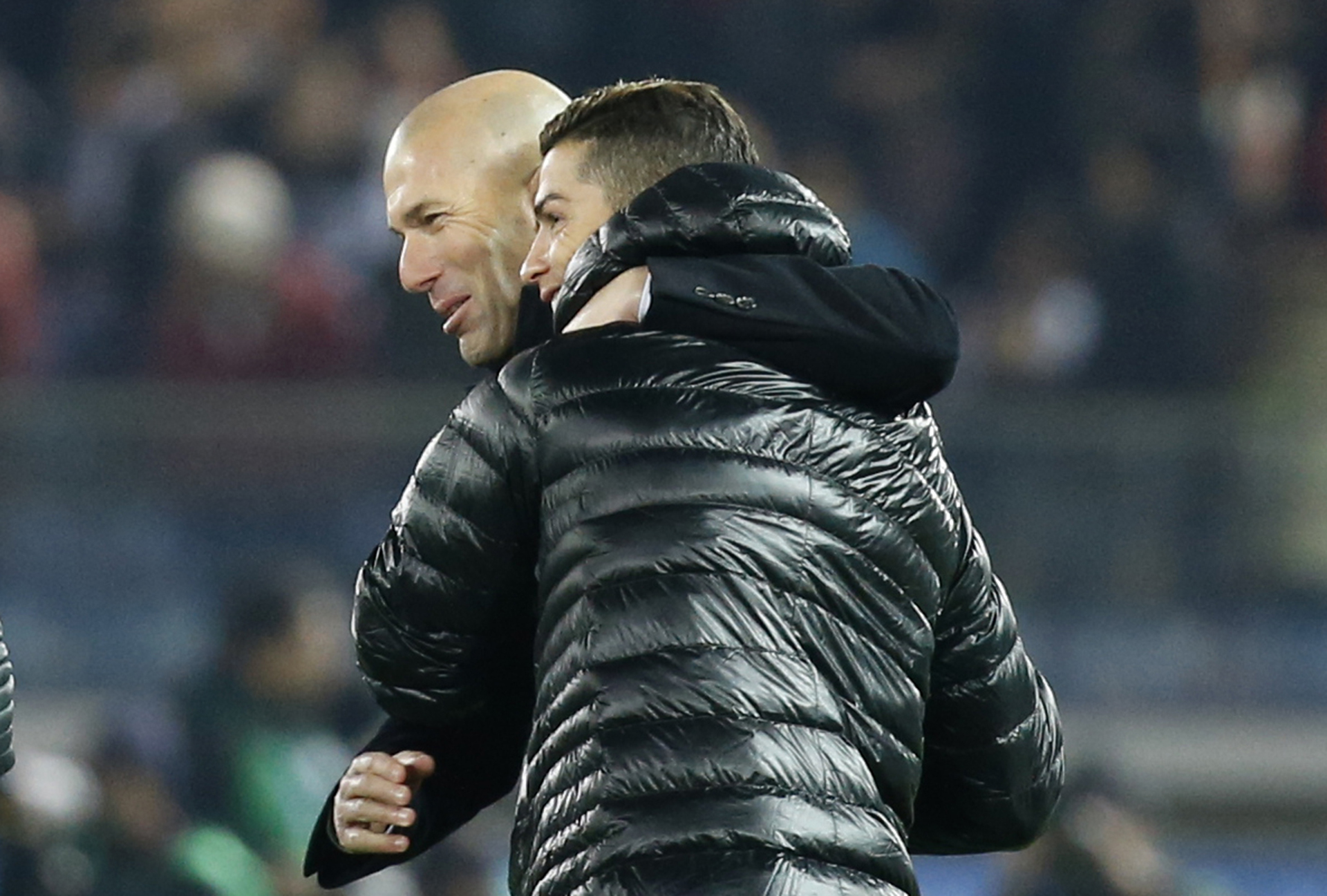 Zinedine Zidane y Cristiano Ronaldo festejan el cierre de un año perfecto para el Real Madrid, 37 partidos sin perder