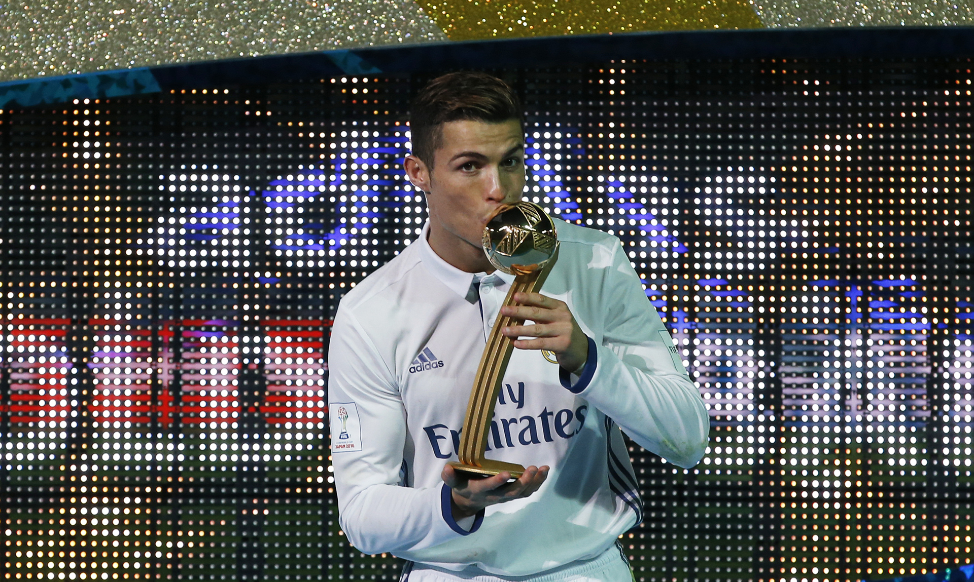 Además de convertir tres goles y ser el último jugador en obtener el Balón de Oro, Cristiano Ronaldo fue premiado en la ceremonia posterior al partido