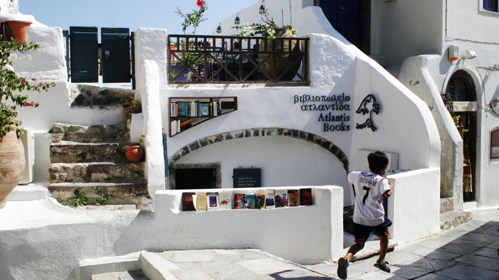 Ubicada en una de las islas más turísticas de Grecia, Atlantis Books se convirtió en un ícono de Santorini