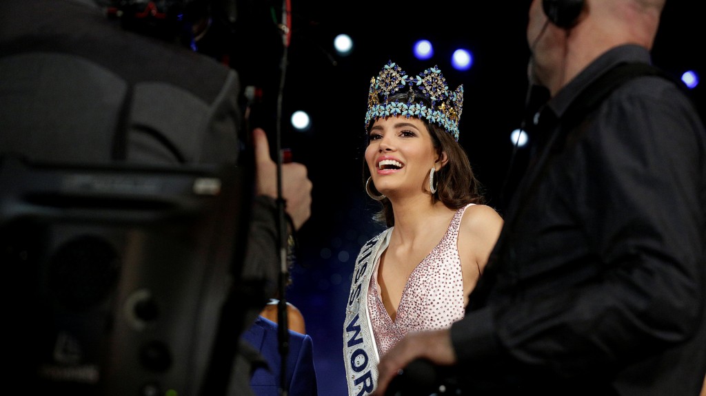 La sonrisa de Stephanie durante su primeras fotos como Miss Mundo 2016 (Reuters)