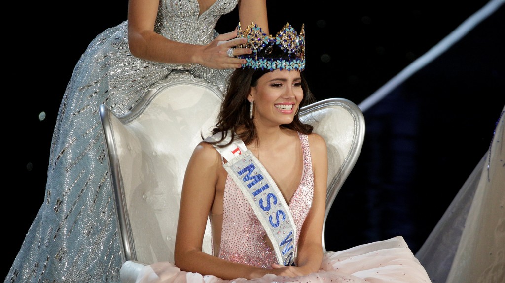 La nueva reina, en un momento de emoción tras la coronación (Reuters)