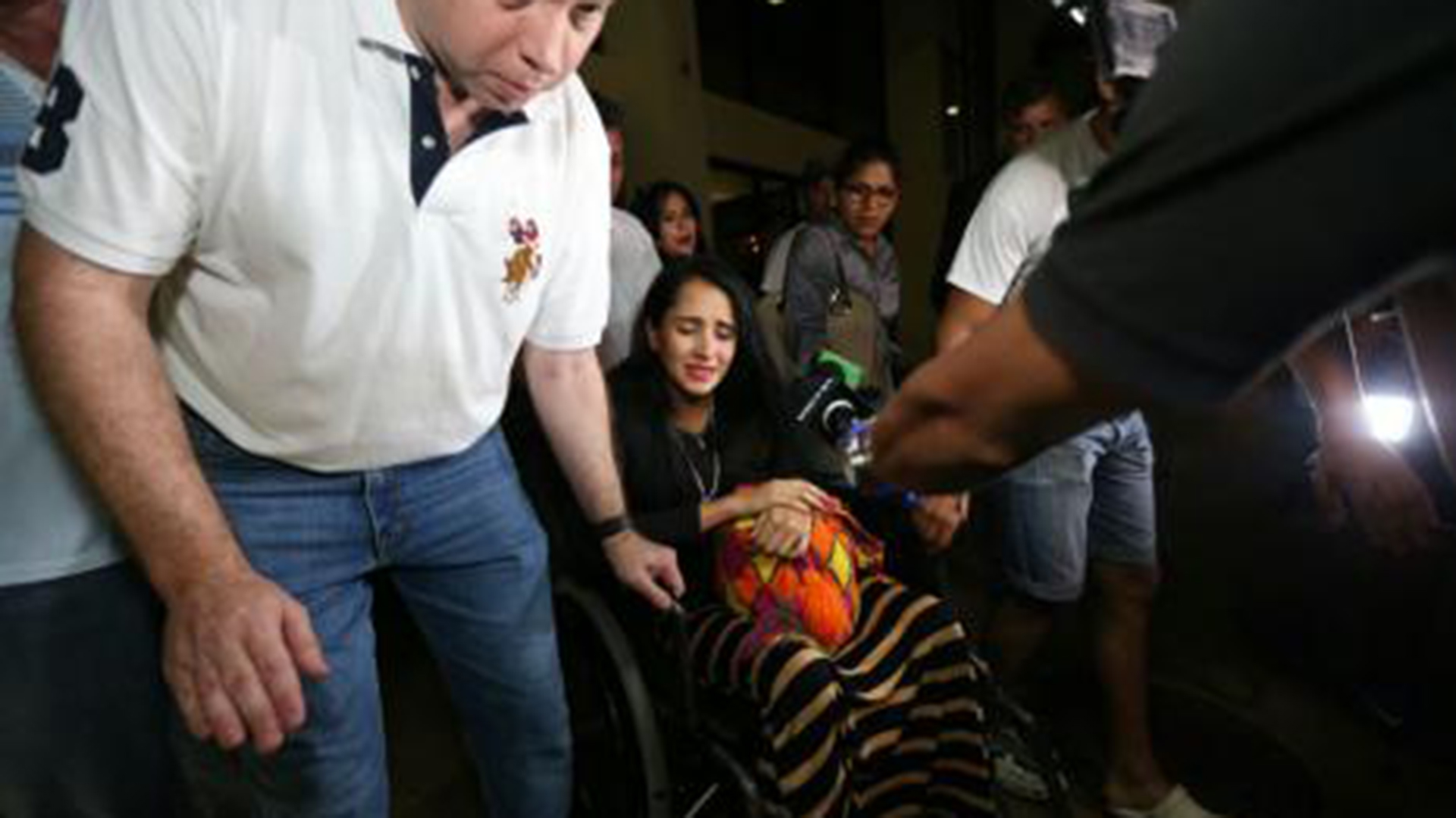 La azafata regresó junto a su madre y su hermano de Colombia