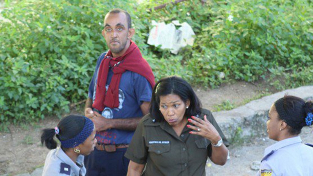 Disidentes publicaron las imágenes de la policía cercando a los sede de las Damas de Blanco en Matanzas y La Habana (Twitter)