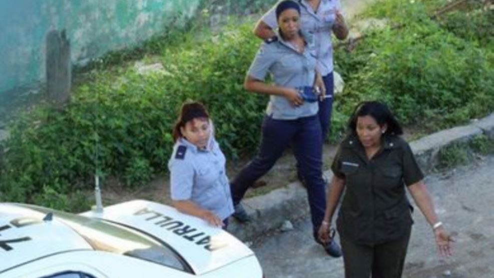 La policía castrista monta guardia frente a la sede de las Damas de Blanco en La Habana (Twitter)