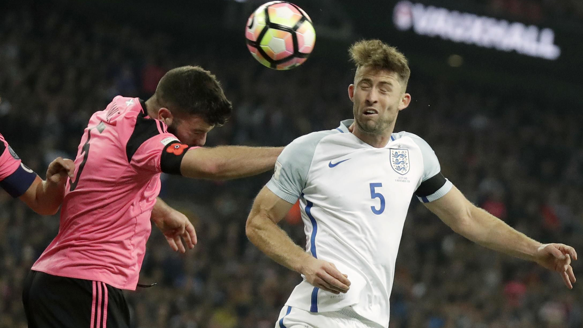 Ambos equipos lucieron el brazalete en el partido de clasificación al Mundial de Rusia 2018 (AP)