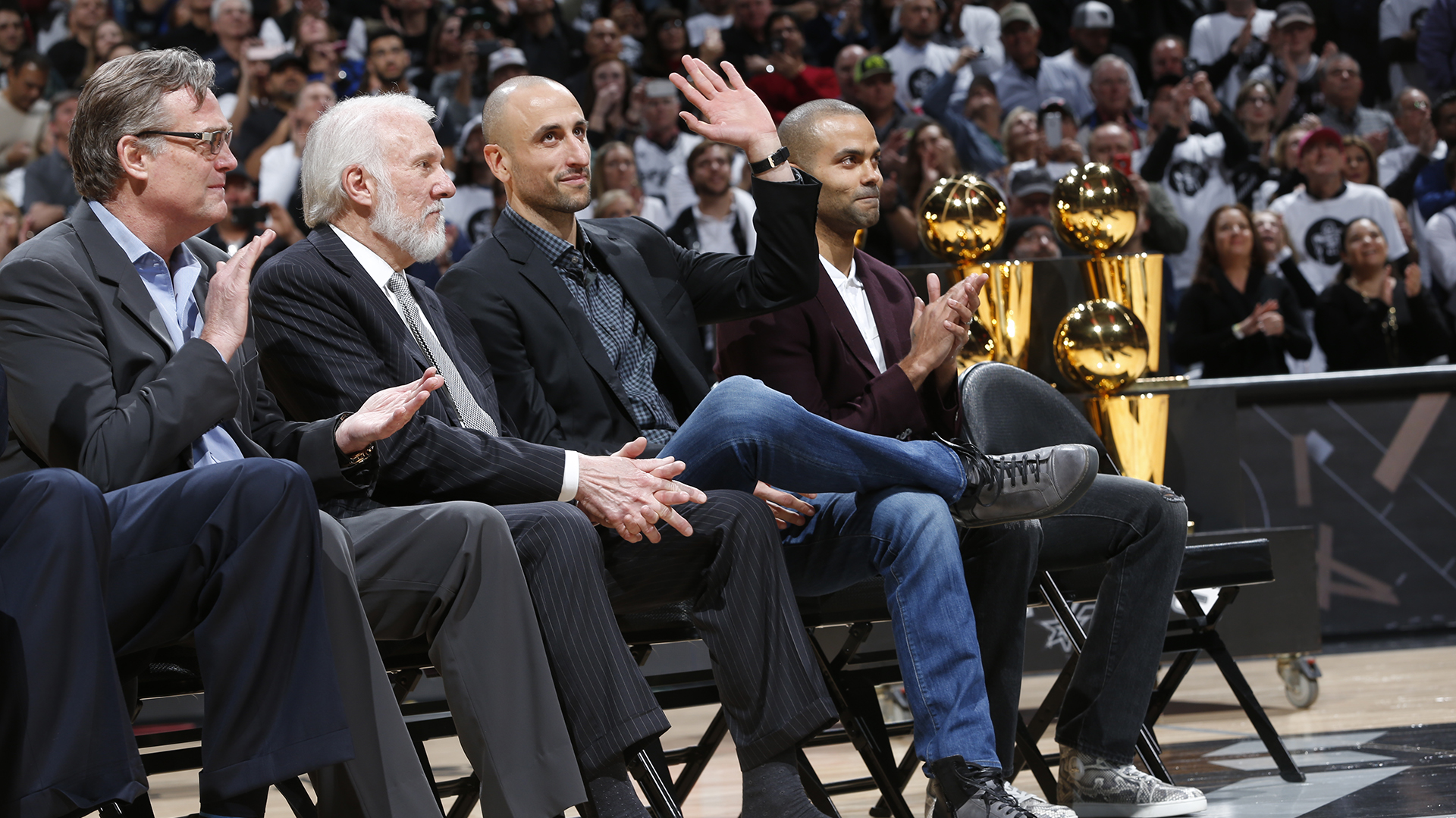 Gregg Popovich, Tony Parker y Manu Ginóbili fueron oradores en la despedida de Tim Duncan (AFP)