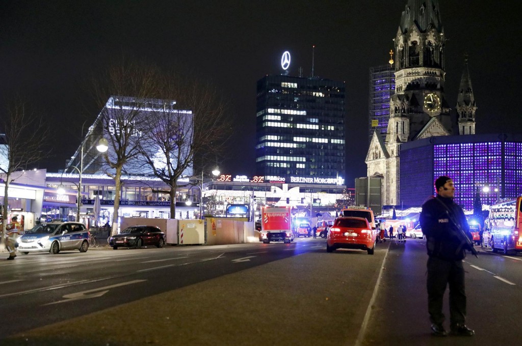 Vista del lugar donde ocurrió el ataque, con la Iglesia Memorial Kaiser Wilhelm en el fondo (Reuters)