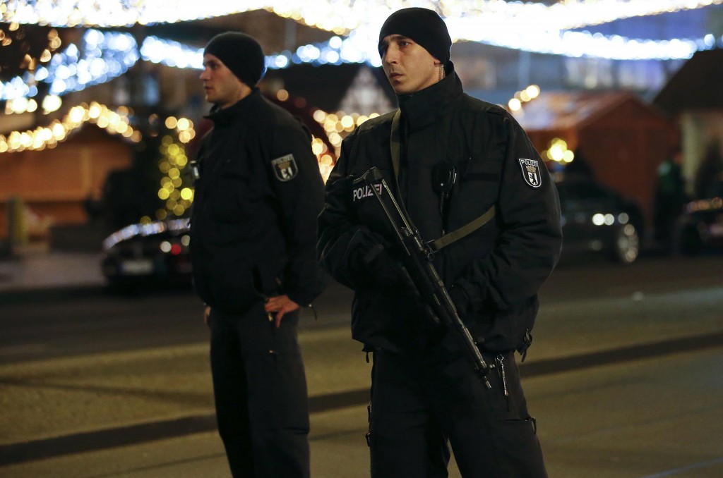 Dos policías custodian el lugar del ataque, en el centro comercial de la antigua Berlín Occidental (Reuters)