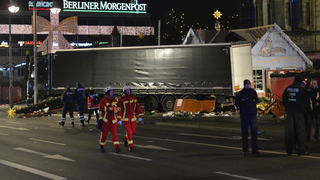 Un camión embistió un mercado navideño el domingo y mató a 12 personas (AFP)