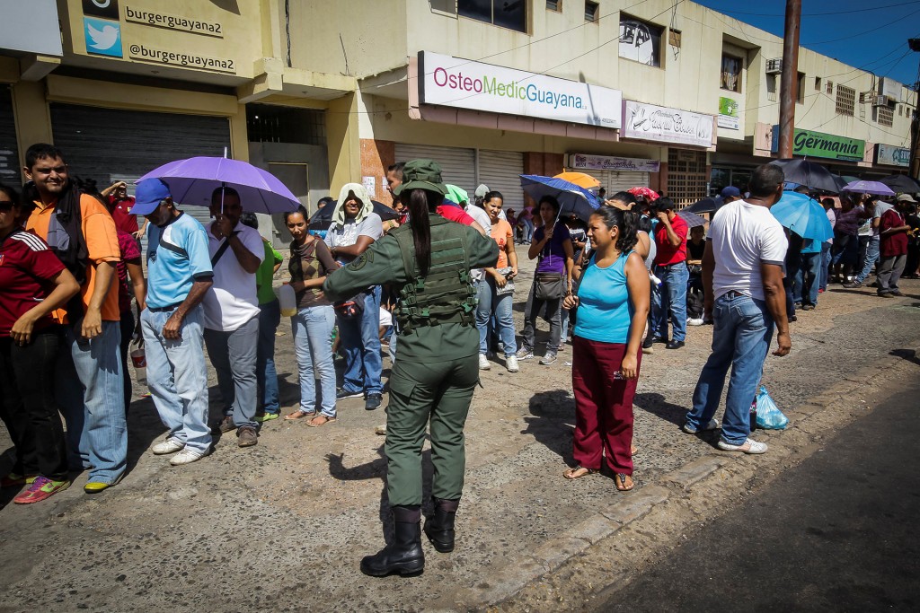 La agitación en el estado Bolívar comenzó el viernes, un día después de que saliera de circulación, por orden del presidente Nicolás Maduro, el billete de 100 bolívares (Reuters)