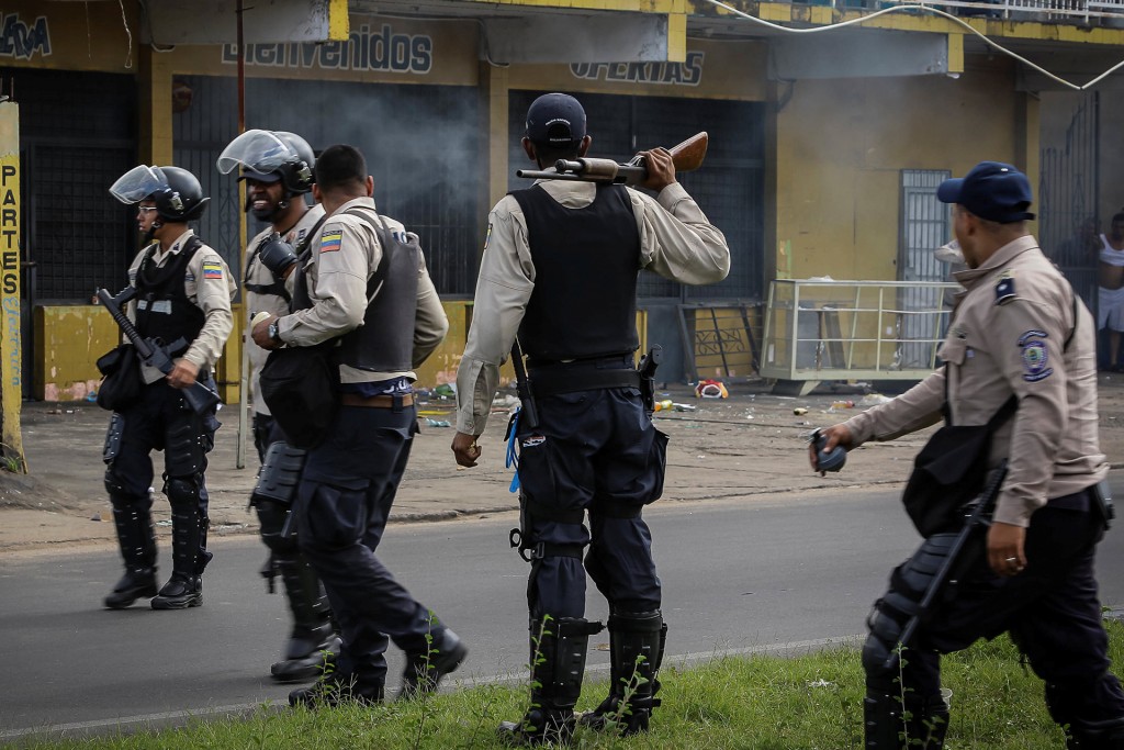 También fueron atacados establecimientos dedicados a la venta de neumáticos, de licores, ferreterías y tiendas en general (Reuters)