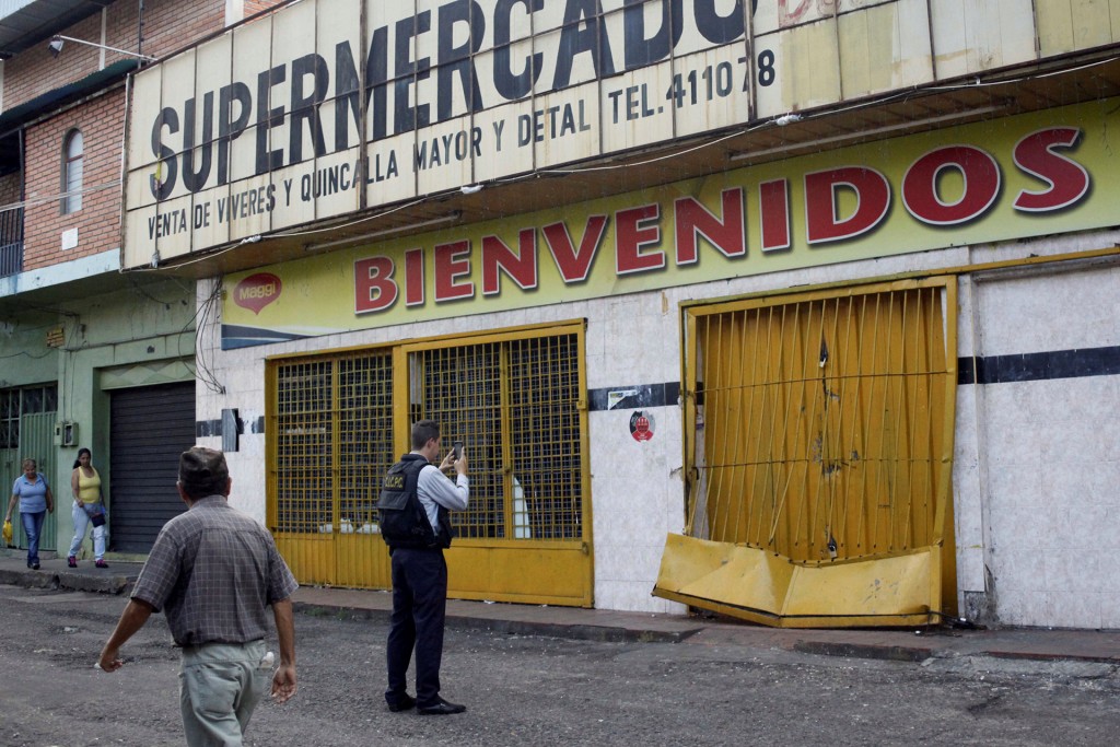 La falta de efectivo estimuló manifestaciones en varias ciudades (Reuters)