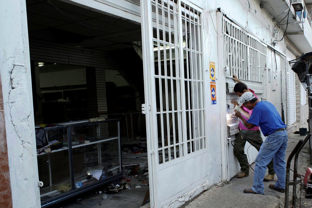 “Fueron totalmente desvalijados y desmantelados, inclusive cuatro o cinco de ellos luego fueron incendiados”, continuó el empresario (Reuters)