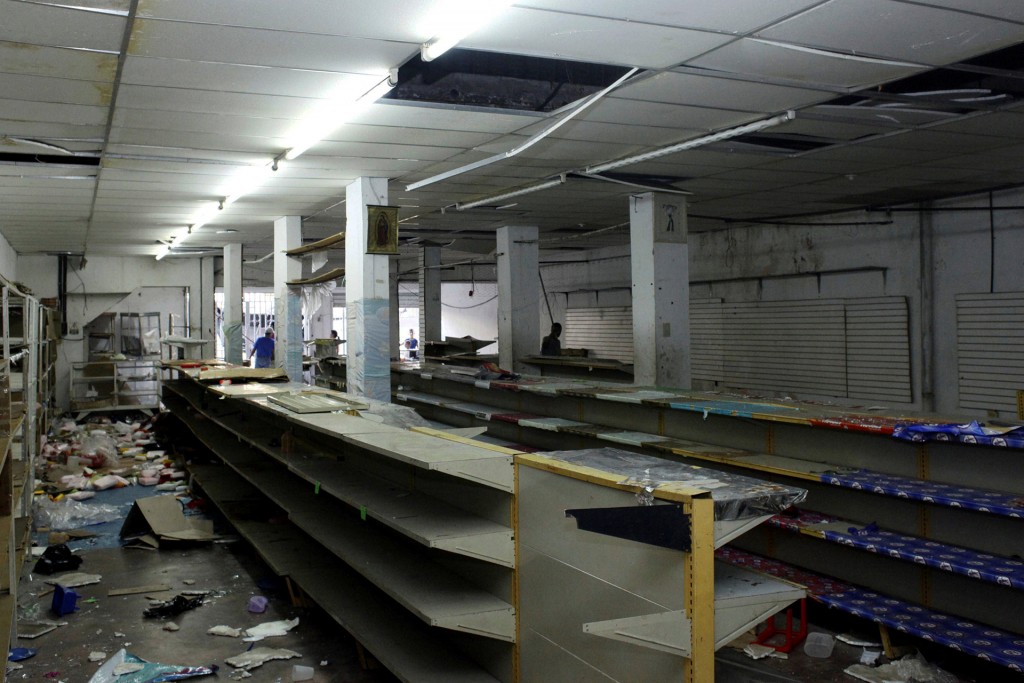 Al menos 450 negocios quedaron totalmente destruidos (Reuters)