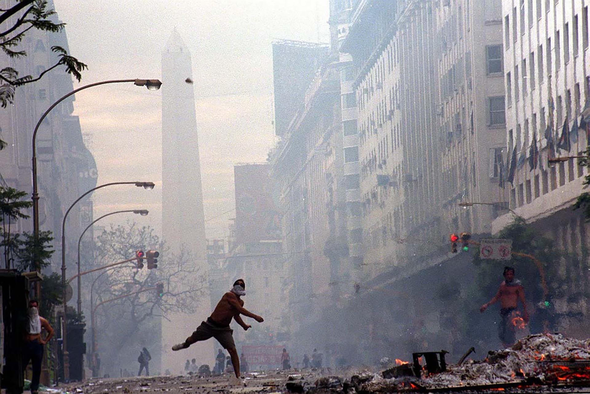 Otra imagen emblemática de lo que ocurrió en las calles porteñas en diciembre de 2001 (Télam)