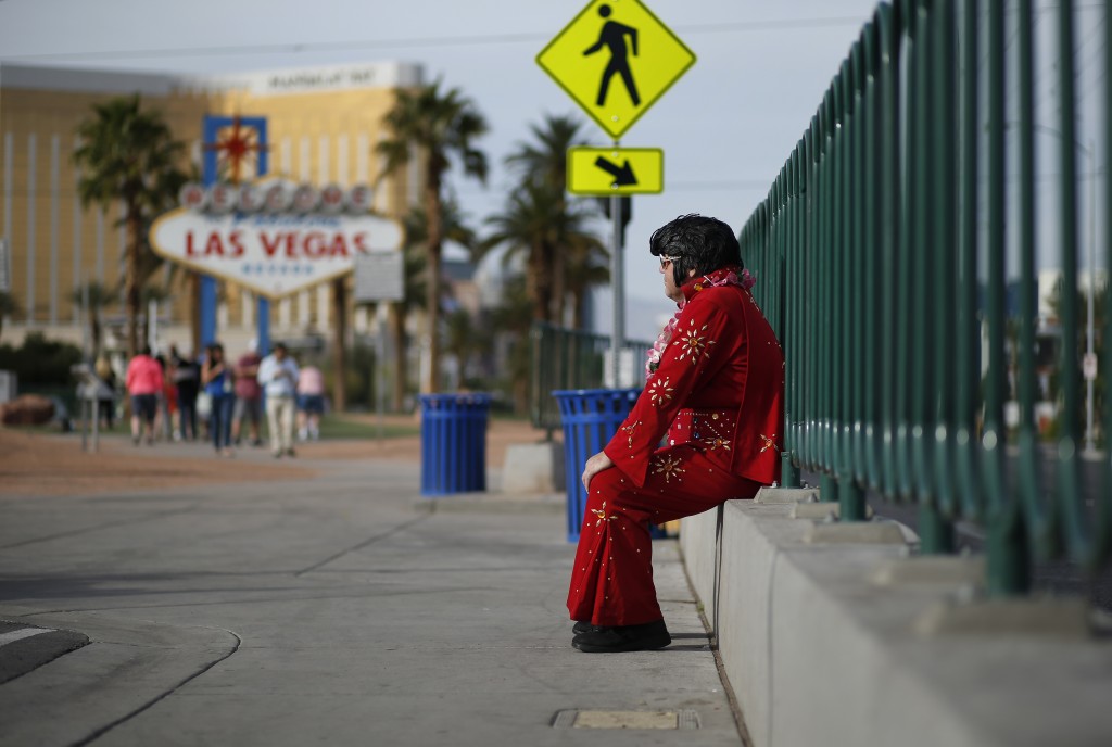 Un ícono de la ciudad que se ha vuelto “verde”; un imitador de Elvis Presley (AP)